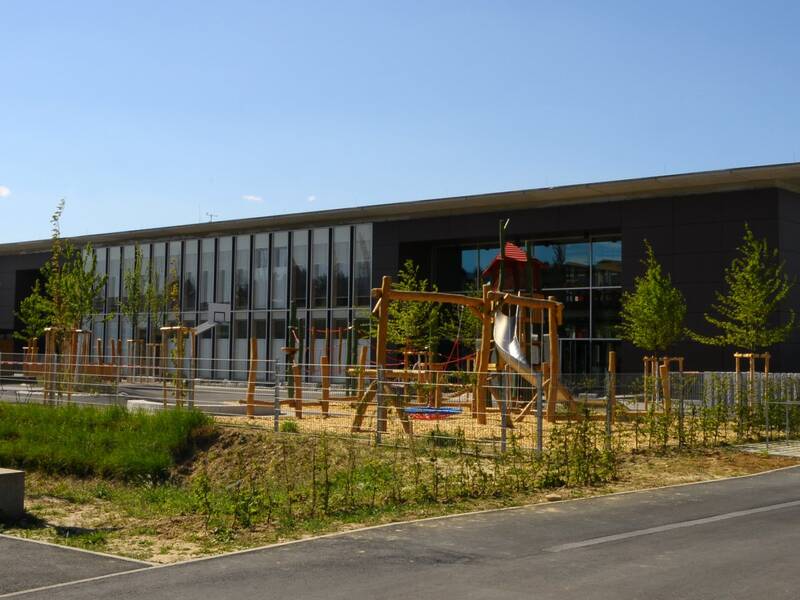 Die Malteserschule mit dem Pausenhof und Spielplatz.