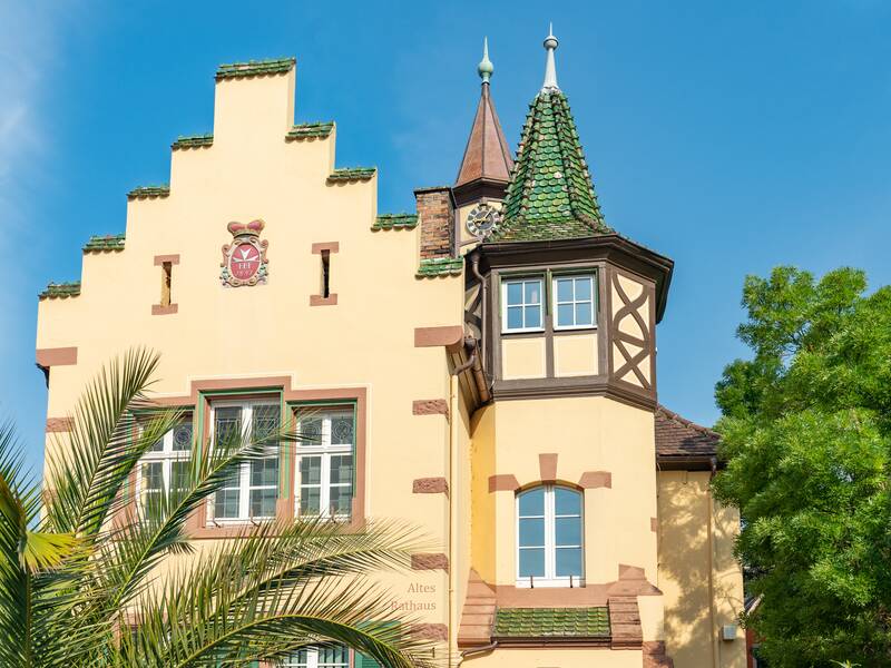 Das alte Rathaus mit den prägnanten Türmen in der Stadtmitte.