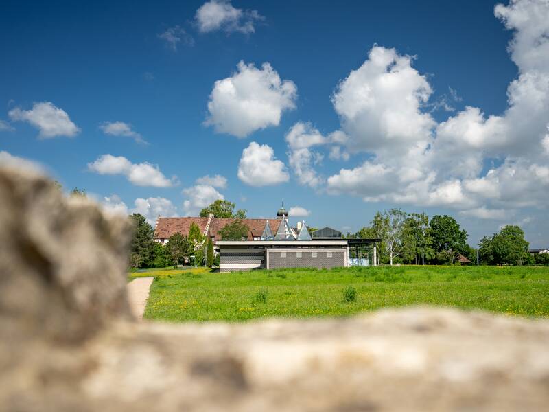 Das Römermuseum Villa urbana mit dem Malteserschloss im Hintergrund.