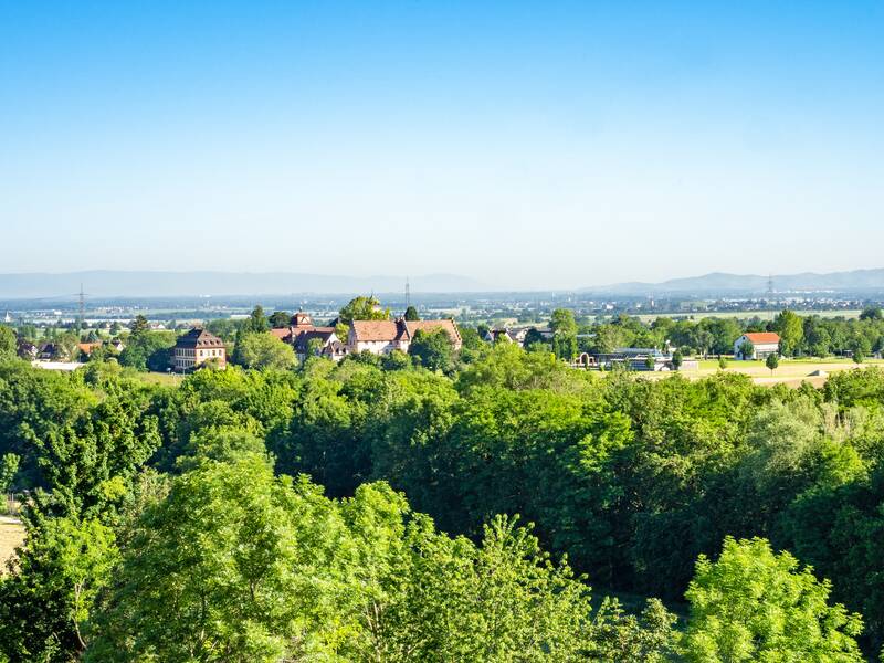 Malteserschloss und Römerpark mit den Vogesen im Hintergrund.