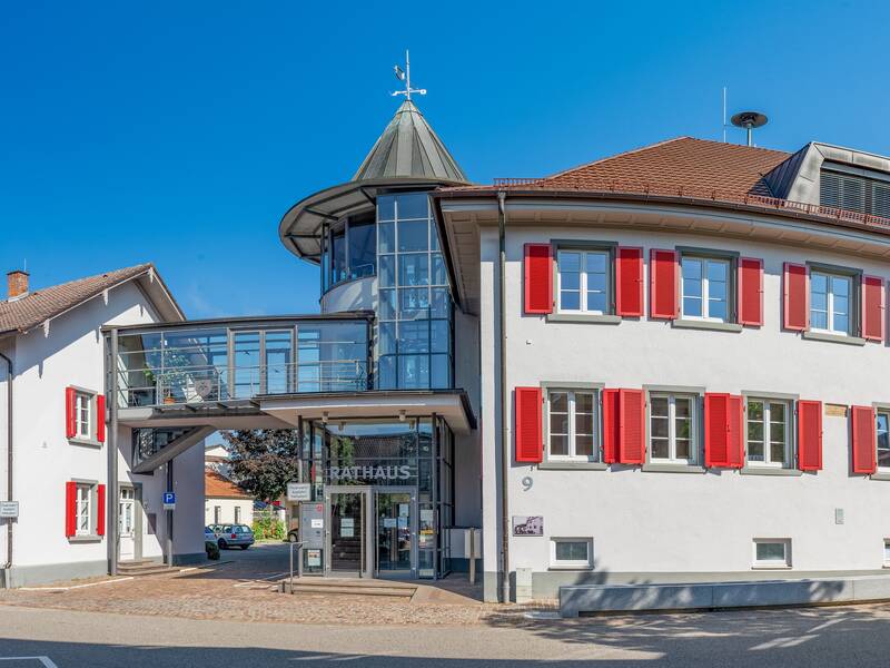 Das Heitersheimer Rathaus mit dem markanten Turm und den auffälligen roten Fensterläden.