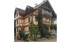 Das urige Haus zum Weinberg von Außen.