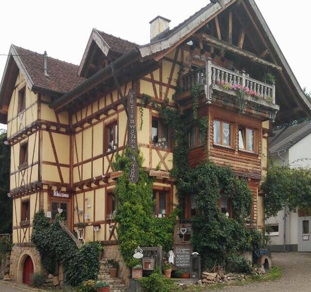 Das urige Haus zum Weinberg von Außen.