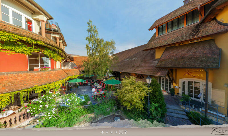 Innenhof mit Restaurantterrasse und Zugang zum Wellnessbereich.