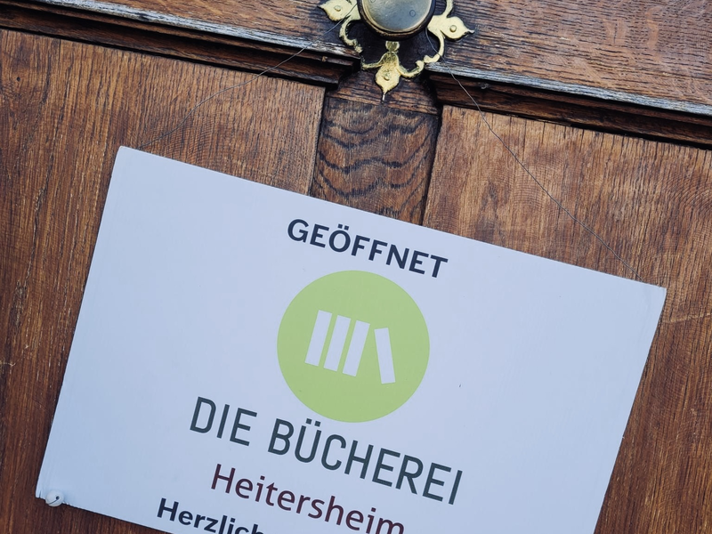 Die Bücherei hat geöffnet, steht auf diesem Schild.