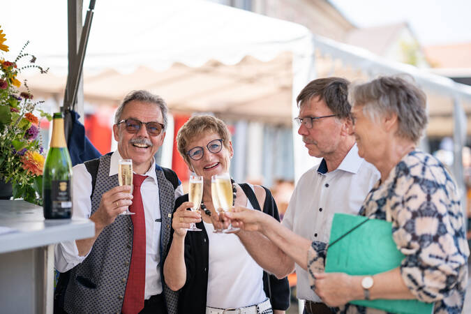 Auch beim Chilbi-Fest am Sonntag stößt man gerne mit einem Glas Sekt an.