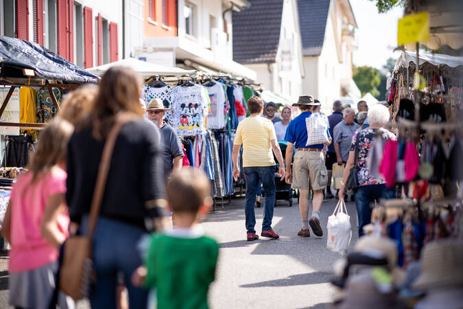 Am Chilbi-Markt locken die verschiedensten Stände mit Textilien, Lederwaren und praktische Haushaltsartikel.