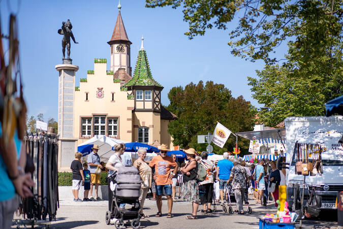 Der Chilbi-Markt ist beliebter Treffpunkt für Jung & Alt.