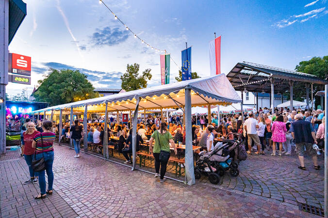 Beim Chilbi-Fest am Samstagabend herrscht reges Treiben auf dem Lindenplatz.