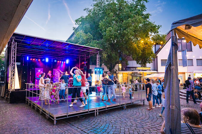 Eine Partyband sorgt samstags am Chilbi-Fest zu späterer Stunde für Stimmung.