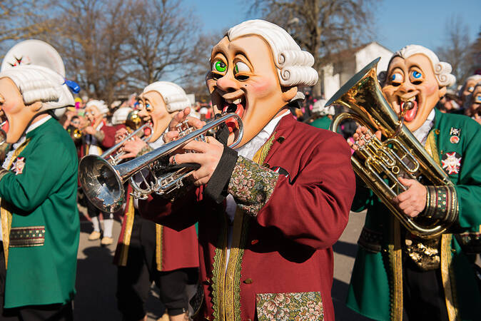 Die Heitersheimer Guggenmusik Strauschoeh Schlurbi mit ihrem Kostüm "Amadeus".