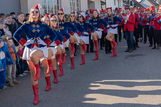 Die Heitersheimer Prinzengarde sorgt mit dem traditionellen Gardemarsch für Stimmung.