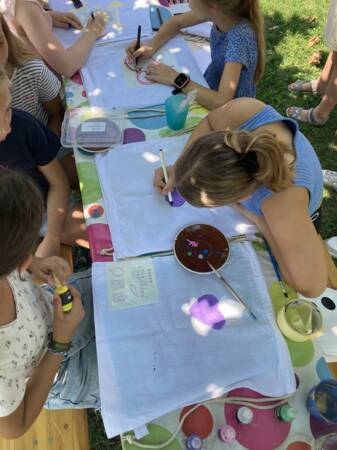 Kinder beim Batiken.