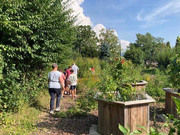 Streifzug durch den Gemeinschaftsgarten beim Schloss.