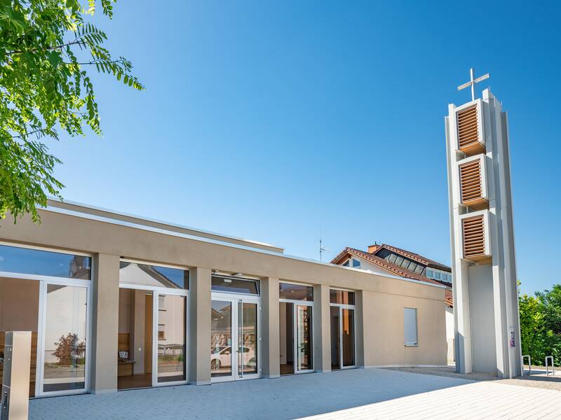 Die evangelische Kirche Heitersheim mit Gemeindezentrum.