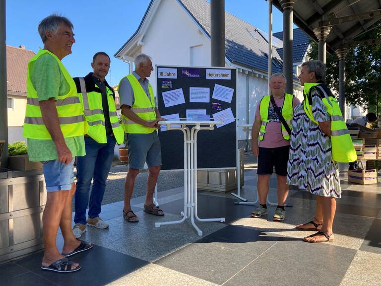 Die Nachtwanderer mit ihrem Infostand auf dem Wochemarkt.