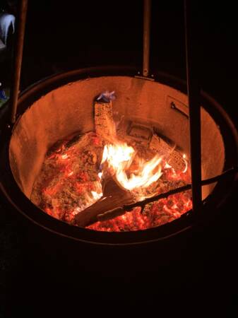 Lagerfeuer am Jugendgrillplatz in den Reben.