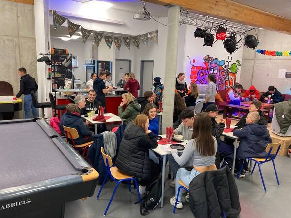 Kinder und Jugendliche beim gemeinsamen Essen im Schülercafé.