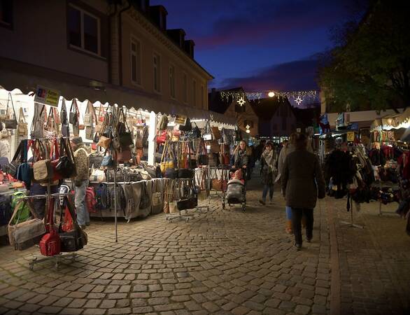 Verschiedene Stände mit Lederwaren, Textilien und praktischen Haushaltsartikeln locken die Besucher nach Heitersheim.