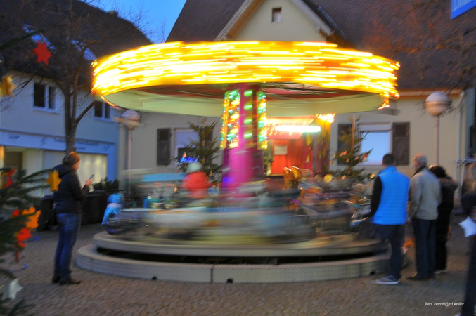 Die jüngsten Besucher vom Klausmarkt freuen sich über das Karussell.