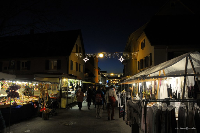 Die Heitersheimer Innenstadt ist weihnachtlich beleuchtet und sorgt für Atmosphäre am Klausmarkt.