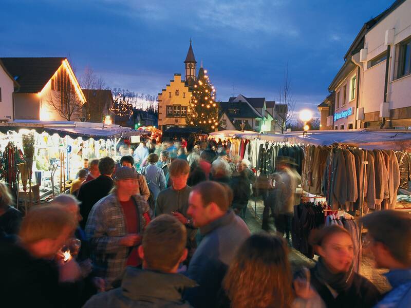 Der Klausmarkt mit Blick zum Alten Rathaus und dem davor geschmückten Weihnachtsbaum.