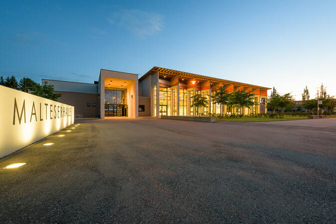 Sicht auf die Malteserhalle bei Sonnenuntergang