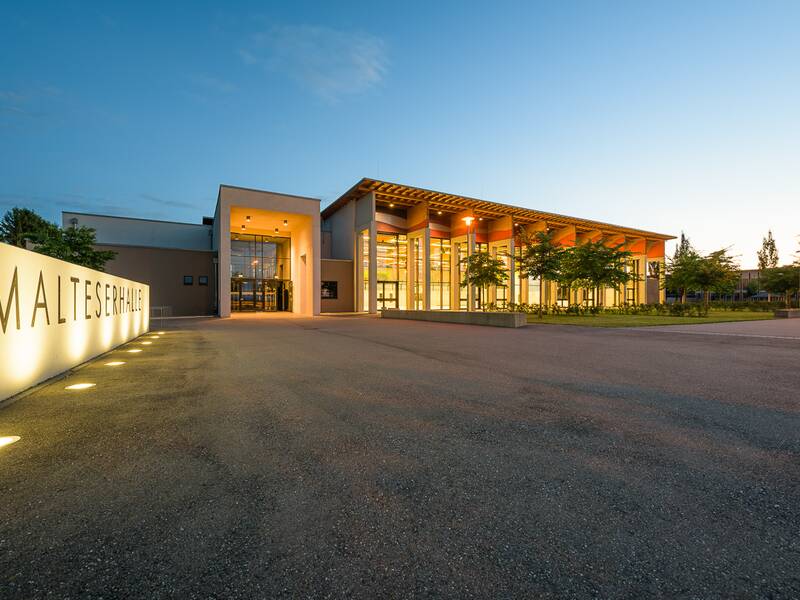 Sicht auf die Malteserhalle bei Sonnenuntergang