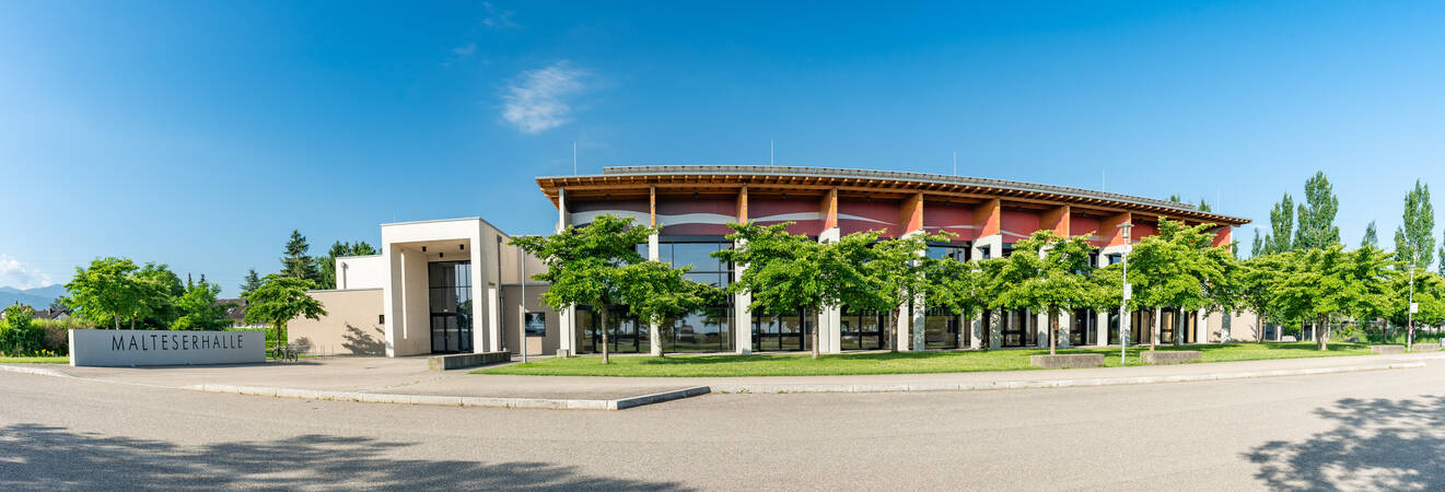 Frontalansicht Malteserhalle Tagsüber