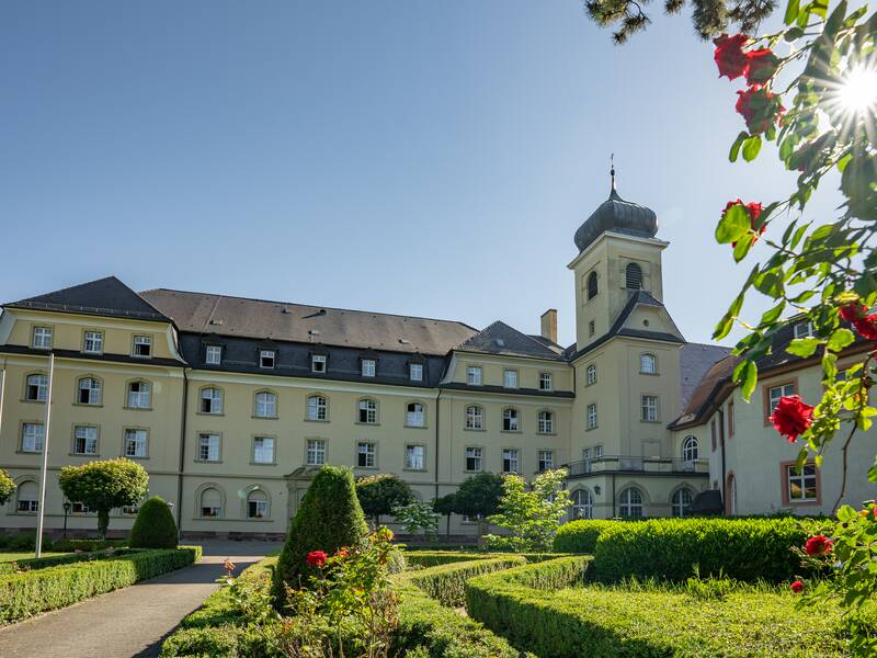 Das ehemalige Schwesternhaus mit dem prägnanten Turm der Schlosskirche.