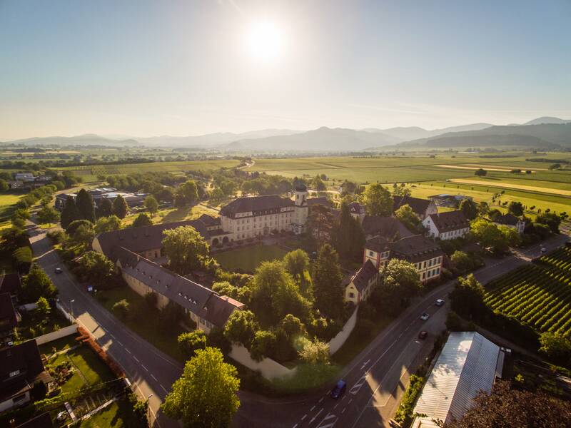 Das Malteserschloss mit allen Gebäude und dem großen Innenhof aus der Luft.