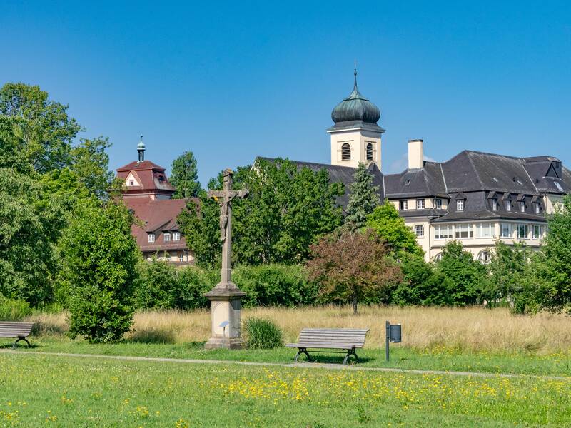 Das Malteserschloss vom Römerpark aus gesehen.