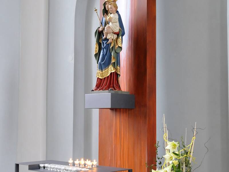 Der Marienaltar mit der modernen, braunen Holzstehle.