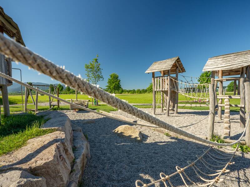 Der Römerspielplatz mit den vielseitigen Spielgeräten.