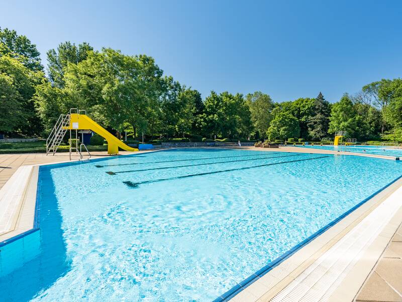 Dieses Bild vom Sportbad Heitersheim zeigt das große Nichtschwimmerbecken mit Rutsche.