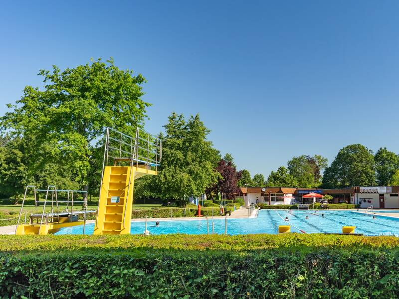 Dieses Bild vom Sportbad Heitersheim zeigt das große Schwimmerbecken mit 3-Meter-Sprungturm.