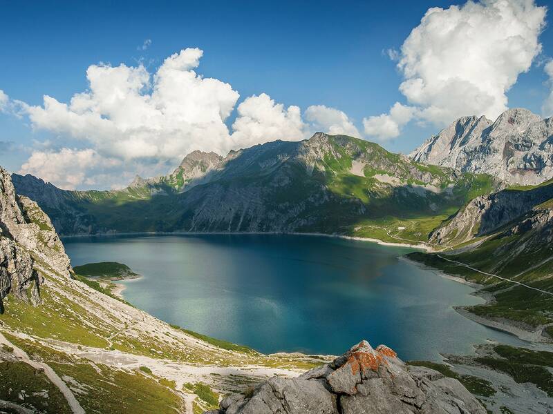 Der türkisblaue Lünersee inmitten der Berge.