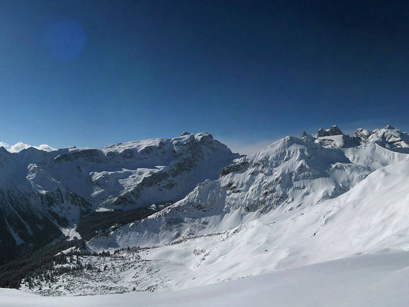 Das Bergpanorama im Montafon bei strahlendem Sonnenschein.