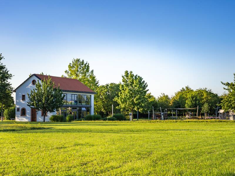 Die Villa artis mit dem Römerspielplatz.