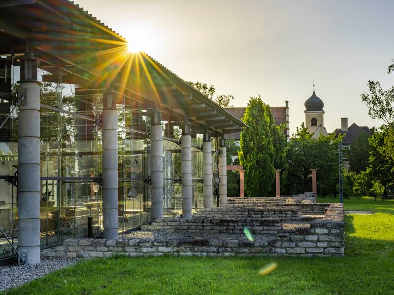 Die Villa urbana mit dem Malteserschloss im Hintergrund.