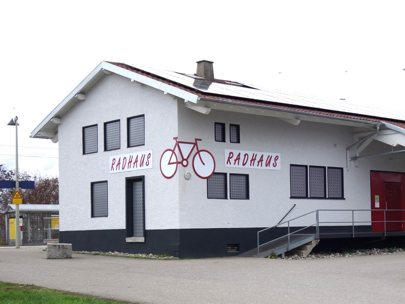 Das sanierte Fahrradparkhaus am Bahnhof Heitersheim.