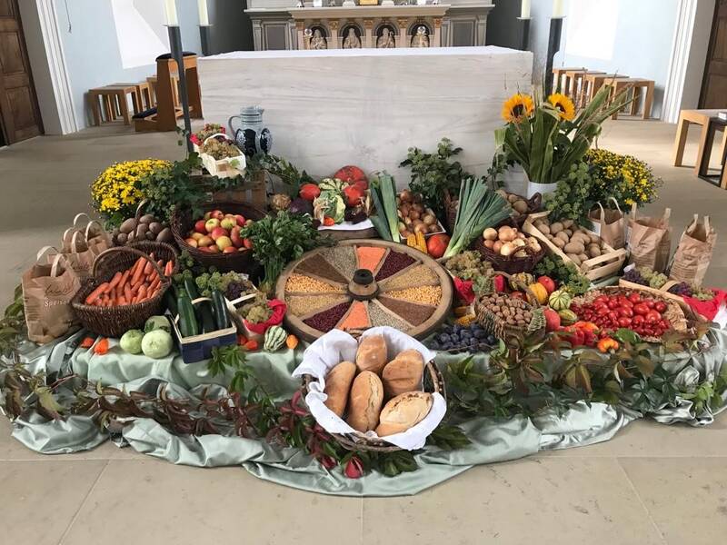 Der Erntedankaltar in der katholischen Kirche.