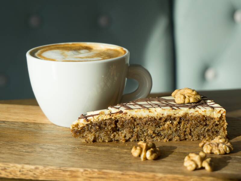 Tasse Kaffee mit Nusskuchen.